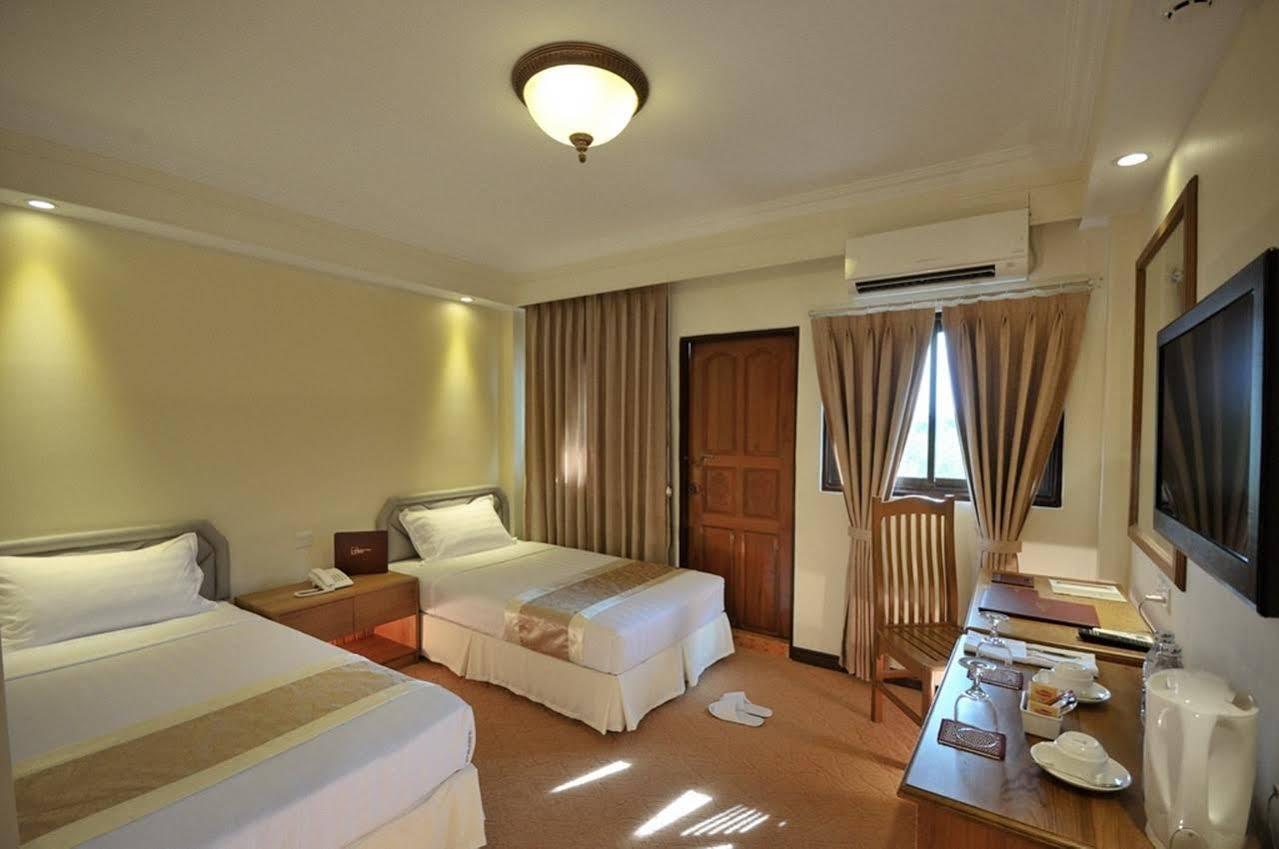 Royal Golden View Hotel Янгон Екстериор снимка